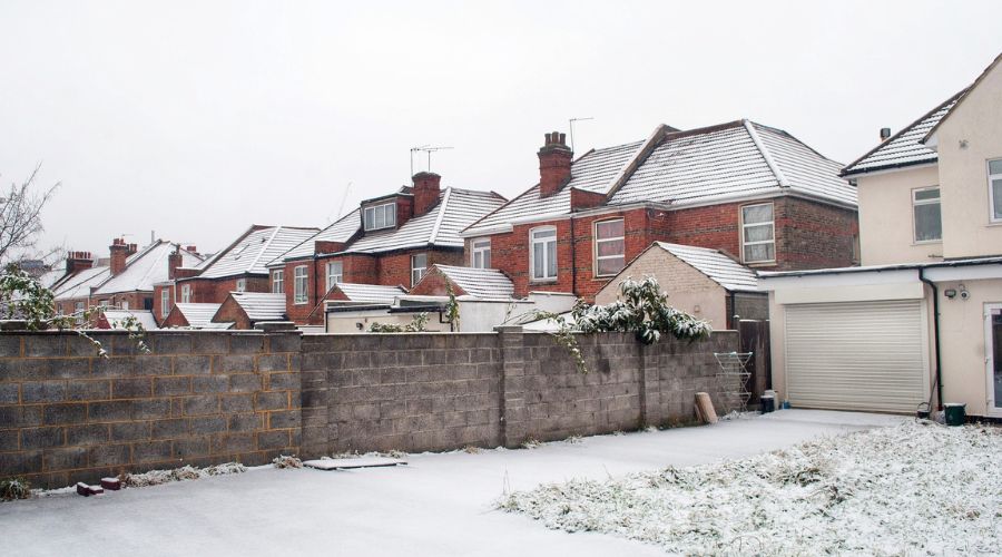Stock image: generic UK housing, in snow